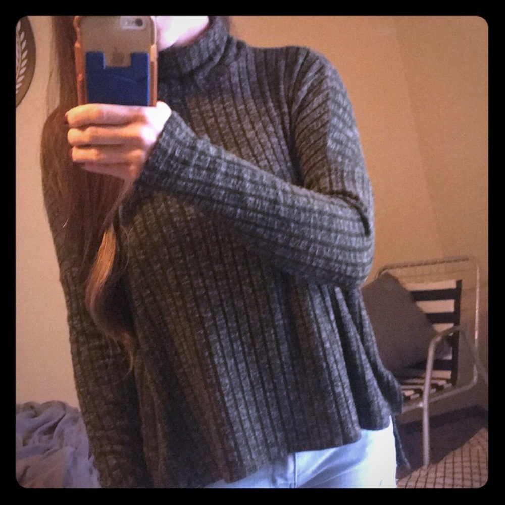 Turtleneck/ mock neck